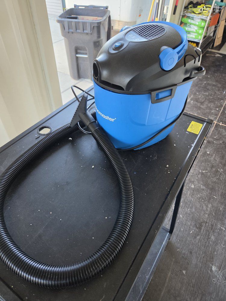 Vacmaster 2.5 Gallon 2.5 Peak HP Wet/Dry Shop Vacuum with Hose