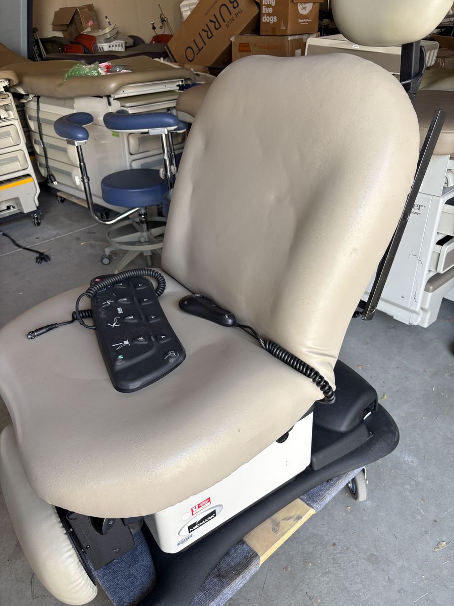 MIDMARK 630 POWER PROCEDURE CHAIR 