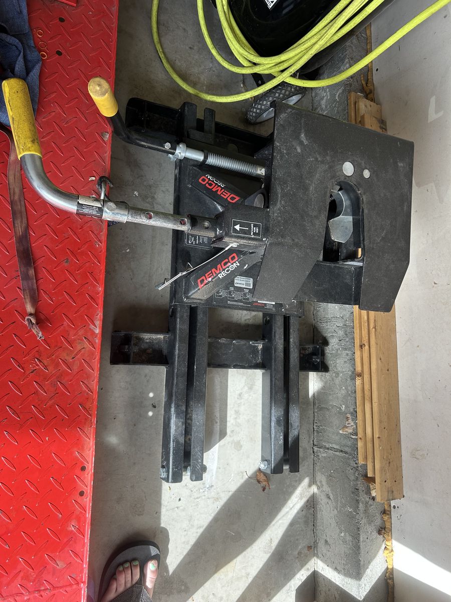 Demcon recon sliding 5th wheel hitch