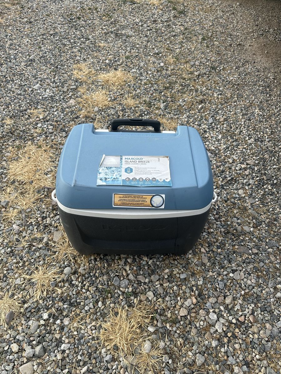 Igloo Maxcold Island Breeze Cooler with Ultratherm Insulation - Gray/Blue, 28 Quart