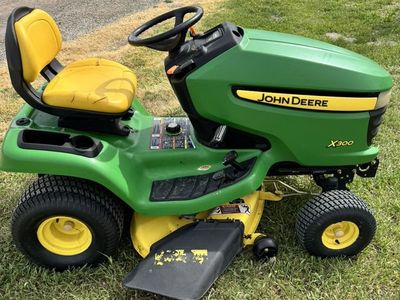 John Deere X 300 Lawn Tractor