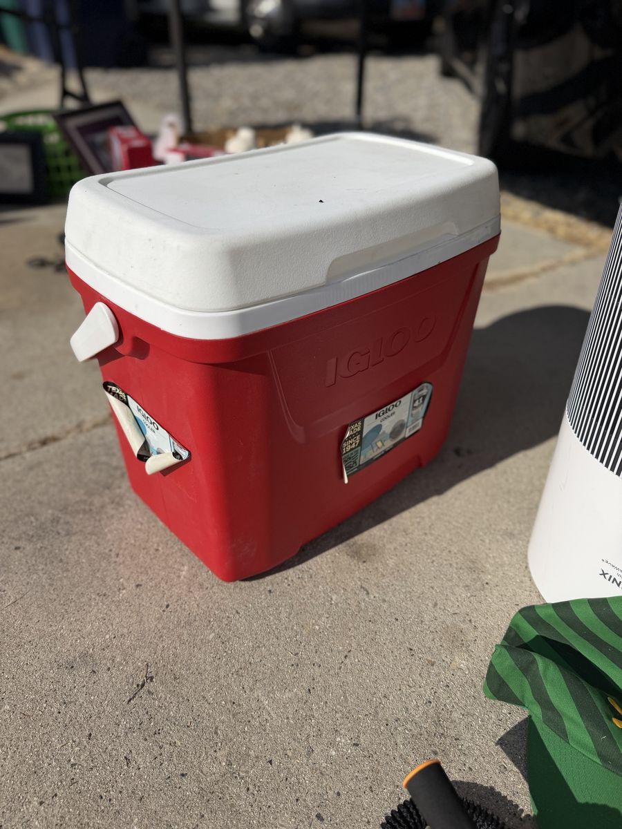 Igloo Latitude 30 Qt Red Cooler with Swing-Up Handles, Portable Ice Chest