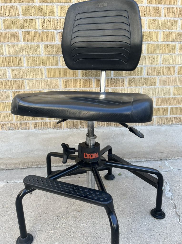 Lyon IndustrIal Chair