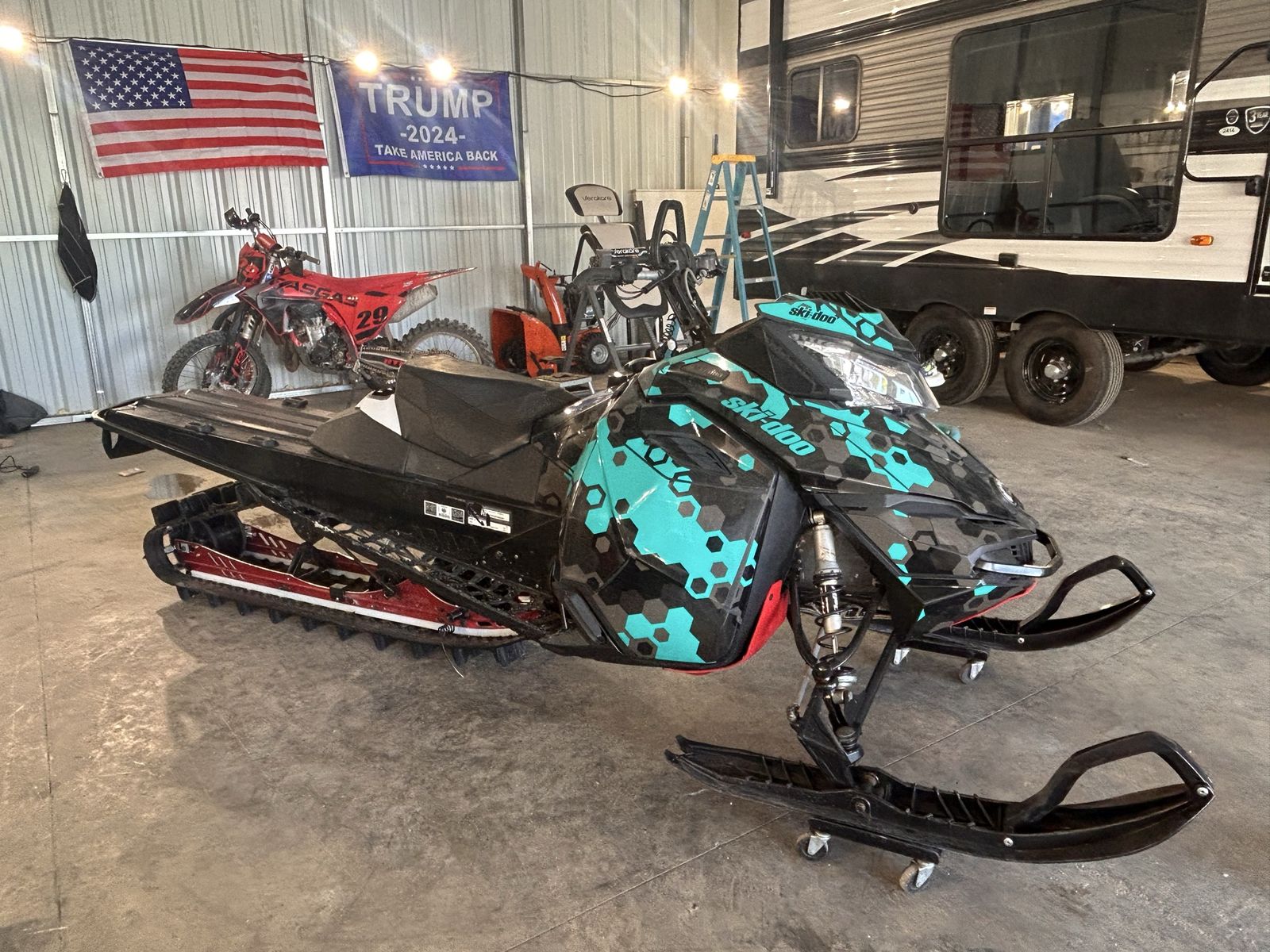 2014 Skidoo Summit 800 SP 163 XM 3 in track
