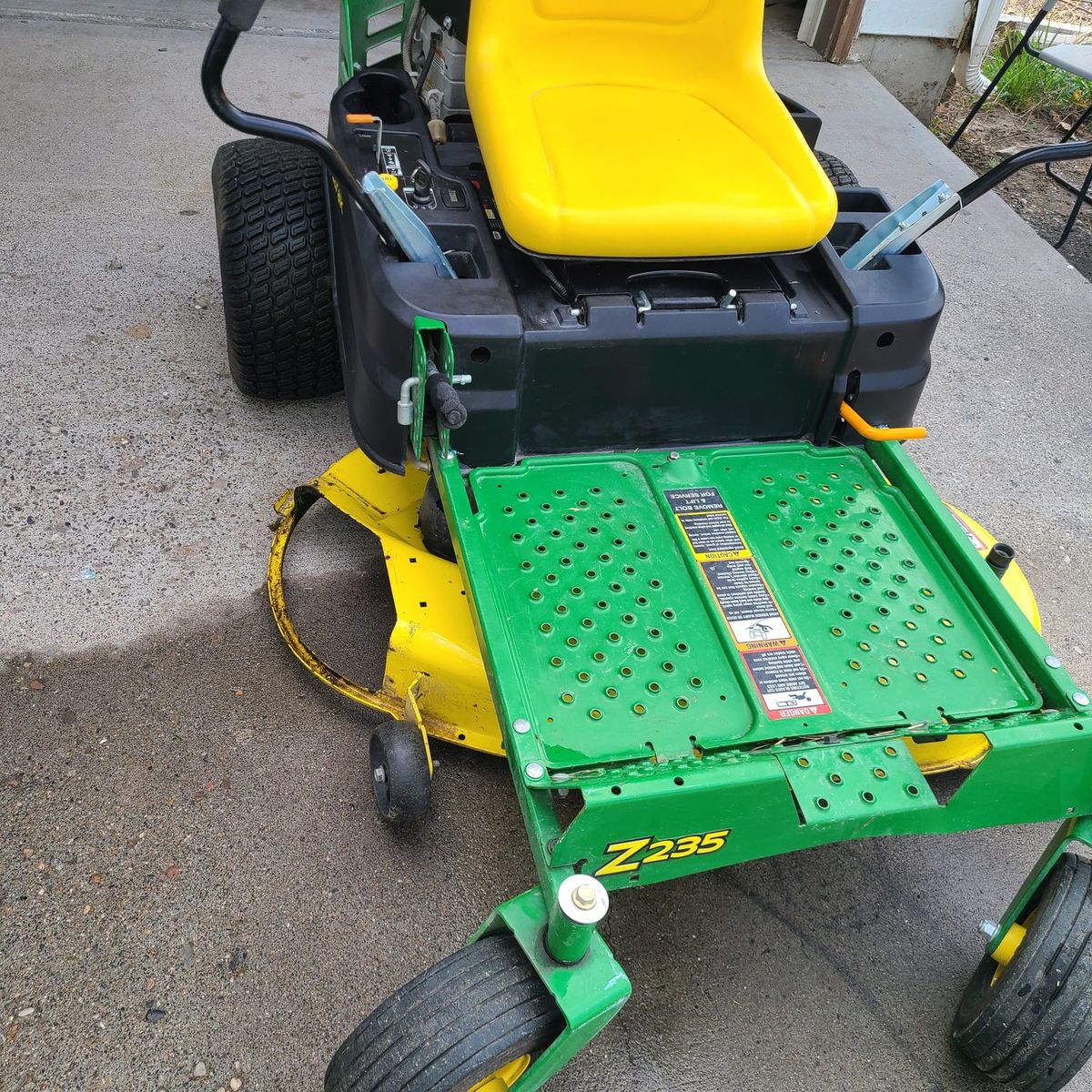 JOHN DEERE ZERO TURN RIDING LAWN MOWER