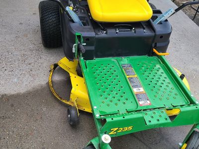 JOHN DEERE ZERO TURN RIDING LAWN MOWER
