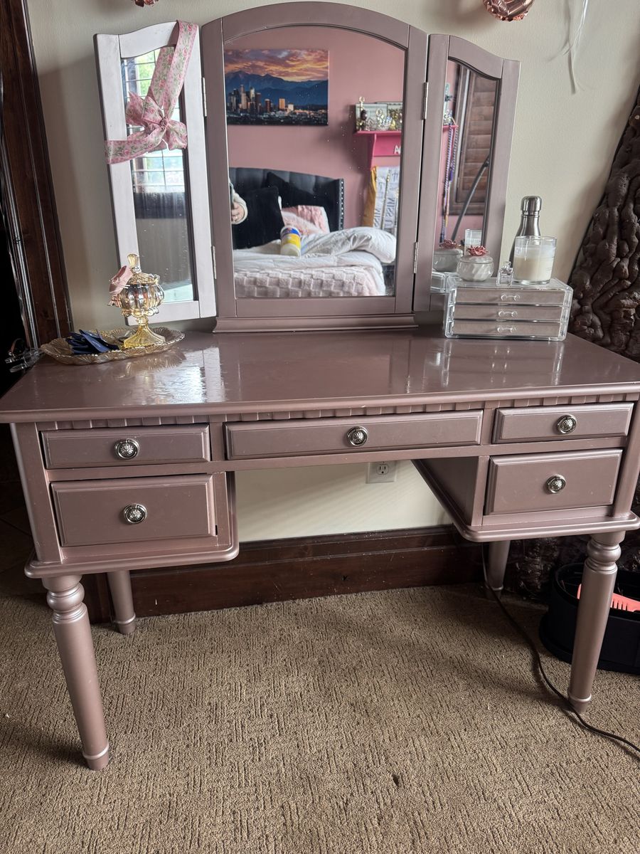 Elegant Mauve Vanity Desk with Tri-Fold Mirror and 5 Drawers - Excellent Condition