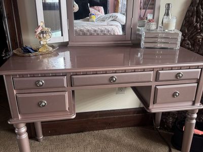 Elegant Mauve Vanity Desk with Tri-Fold Mirror and 5 Drawers - Excellent Condition