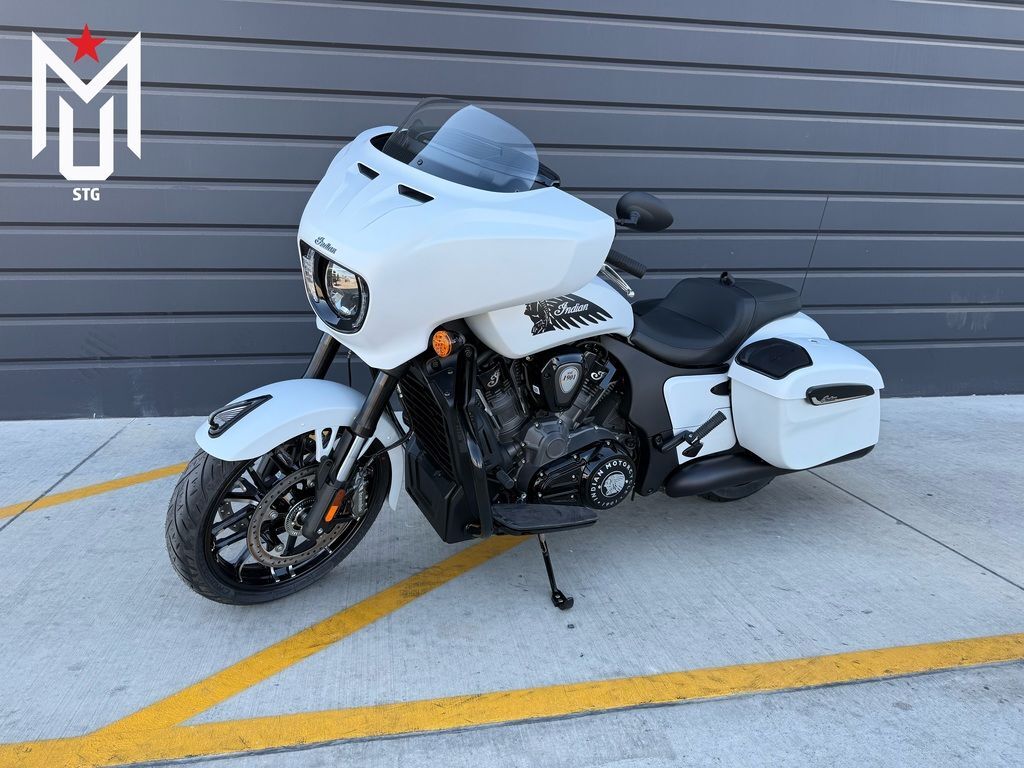 2025 Indian Motorcycle® Chieftain® PowerPlus Dark Horse w/PowerBand Audio Ghost White Metallic Smok