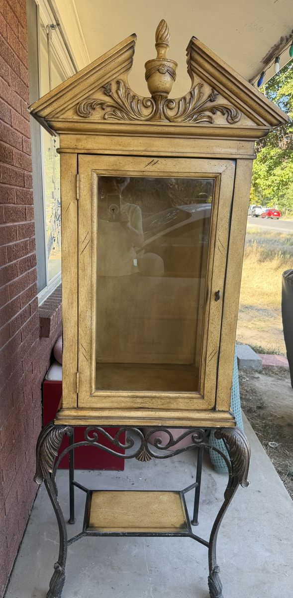 Beautiful Curio Cabinet {click listing to see picture properly} Thanks !