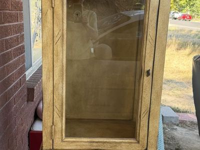 Beautiful Curio Cabinet {click listing to see picture properly} Thanks !