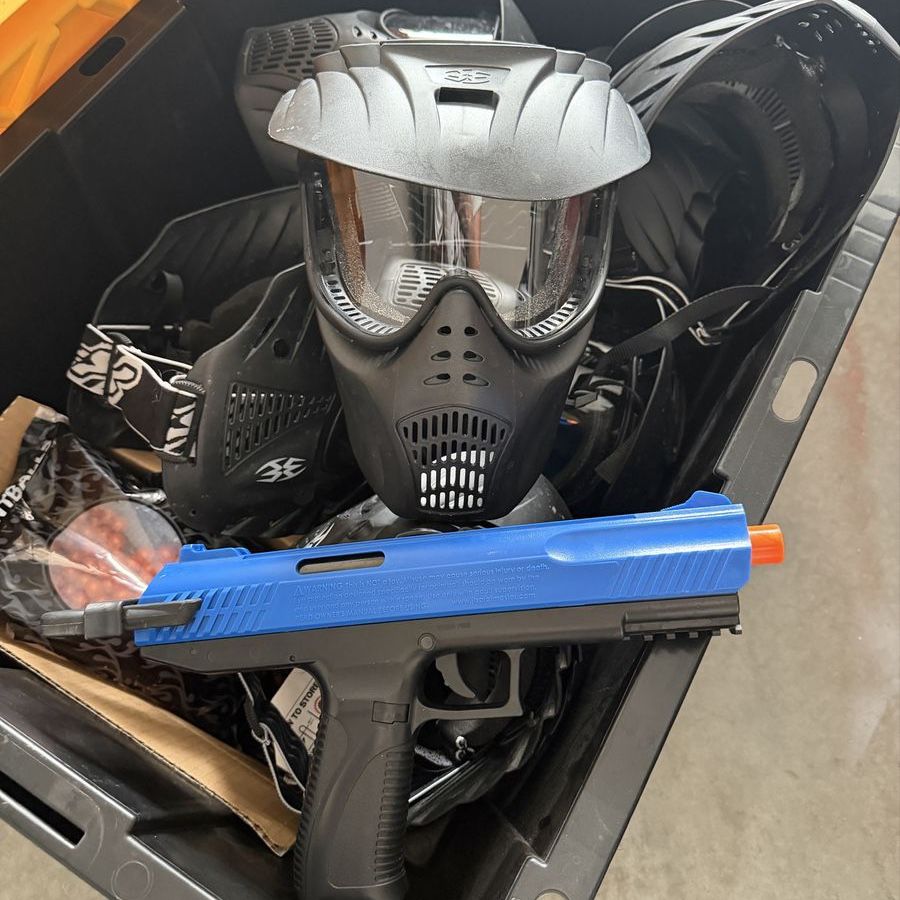 Set of 8 Pump Paintball Guns and Masks