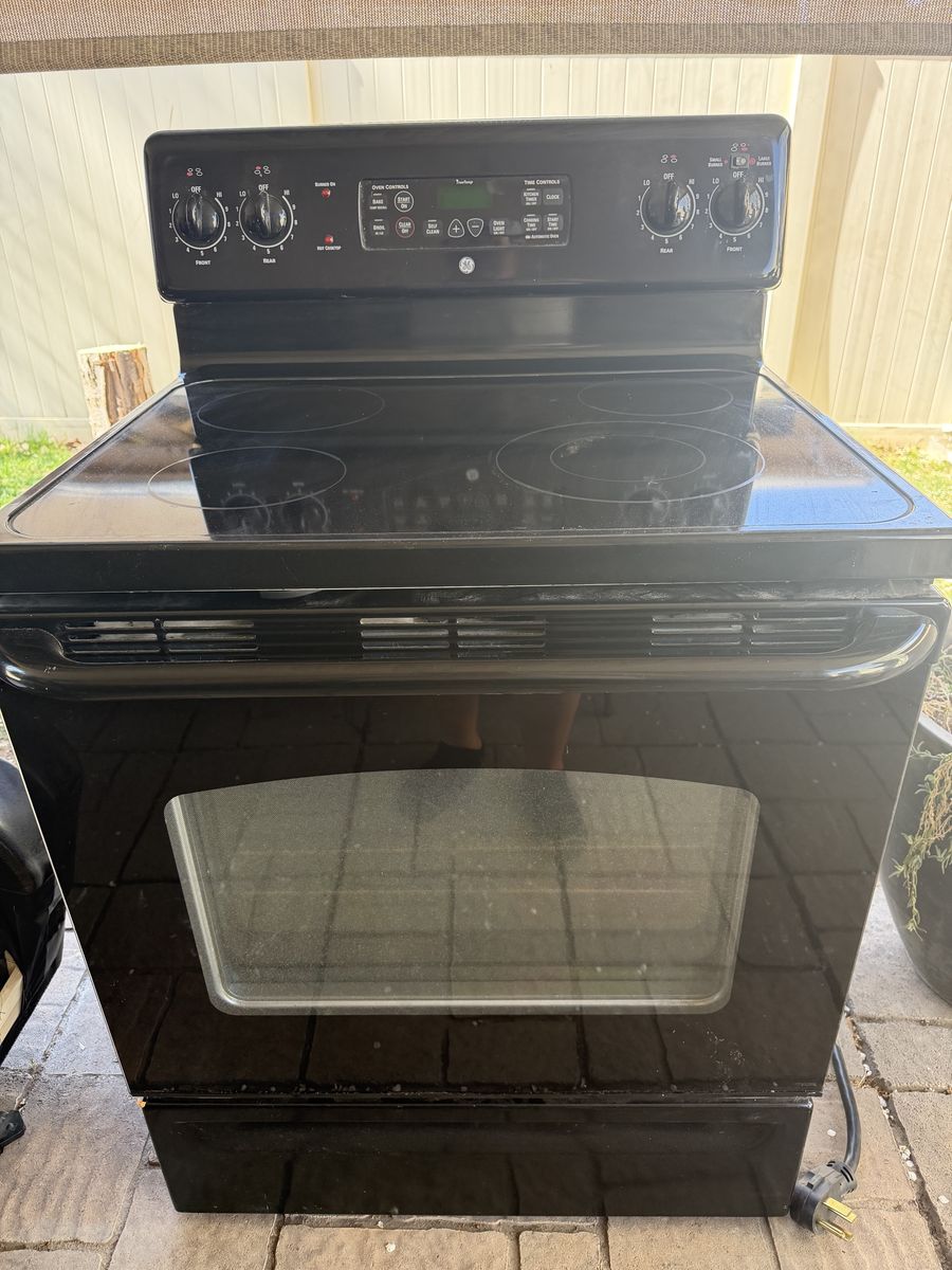 GE Electric Range with Glass Cooktop