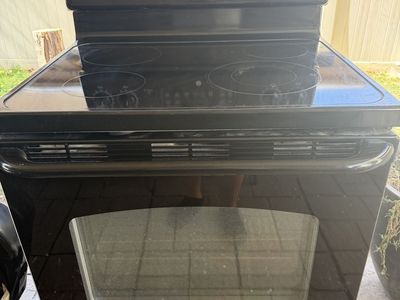 GE Electric Range with Glass Cooktop