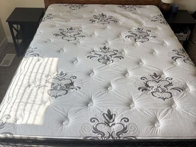 FREE: Clean Queen Mattress – No Stains/Pets/Smoke (Must Pick Up)