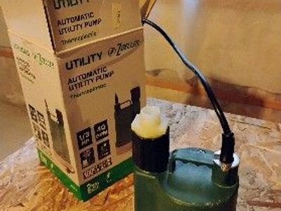 Zoeller M1043 Automatic Thermoplastic Utility Sump Pump - 1/3 HP, 40 GPM, 120V