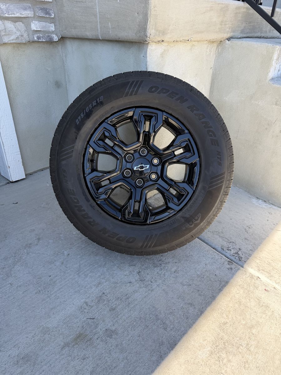 Chevy Silverado 1500 ZR2 Rims and Tires 275/65R18