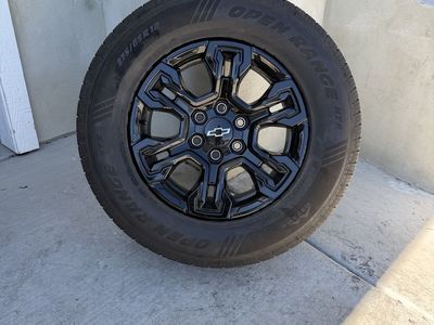 Chevy Silverado 1500 ZR2 Rims and Tires 275/65R18