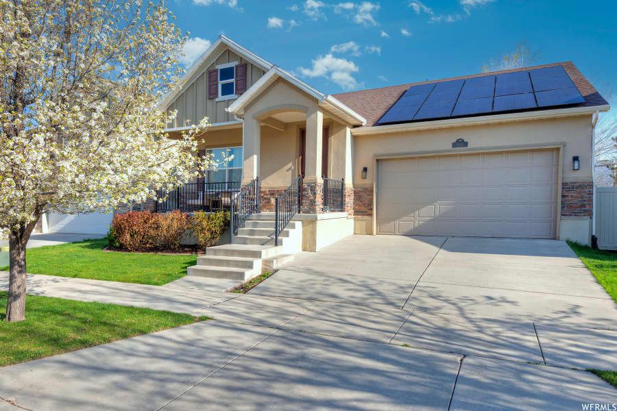 Beautifully remodeled 4/4 home in Historic Sandy