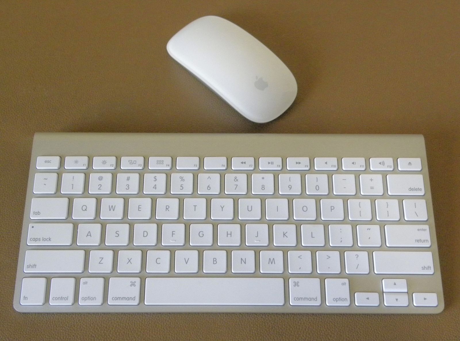 Apple A1314 Wireless Keyboard / A1296 Mouse