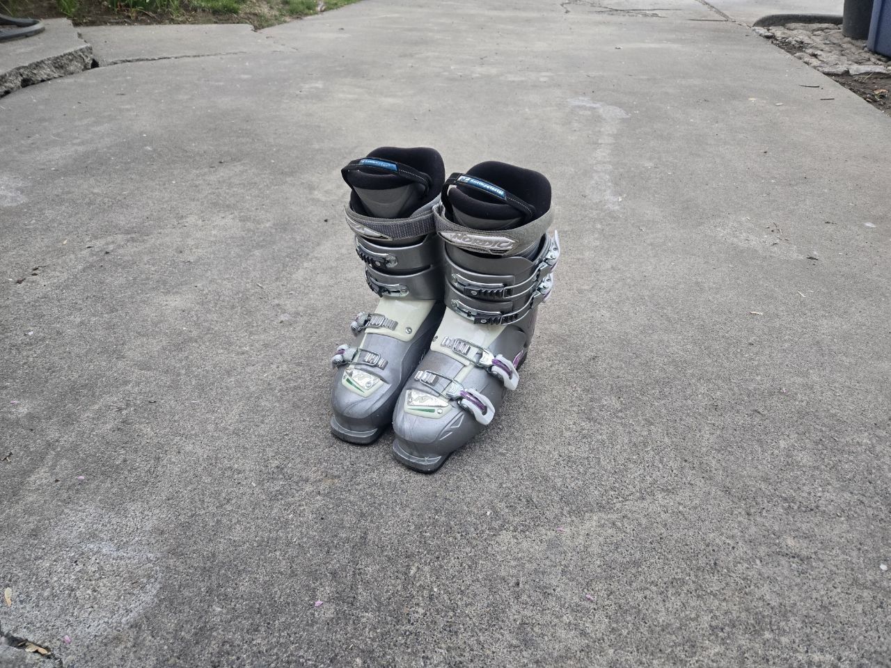 Women's Nordica Ski Boots 325mm Sz 10-10.5 Mondo 27.5