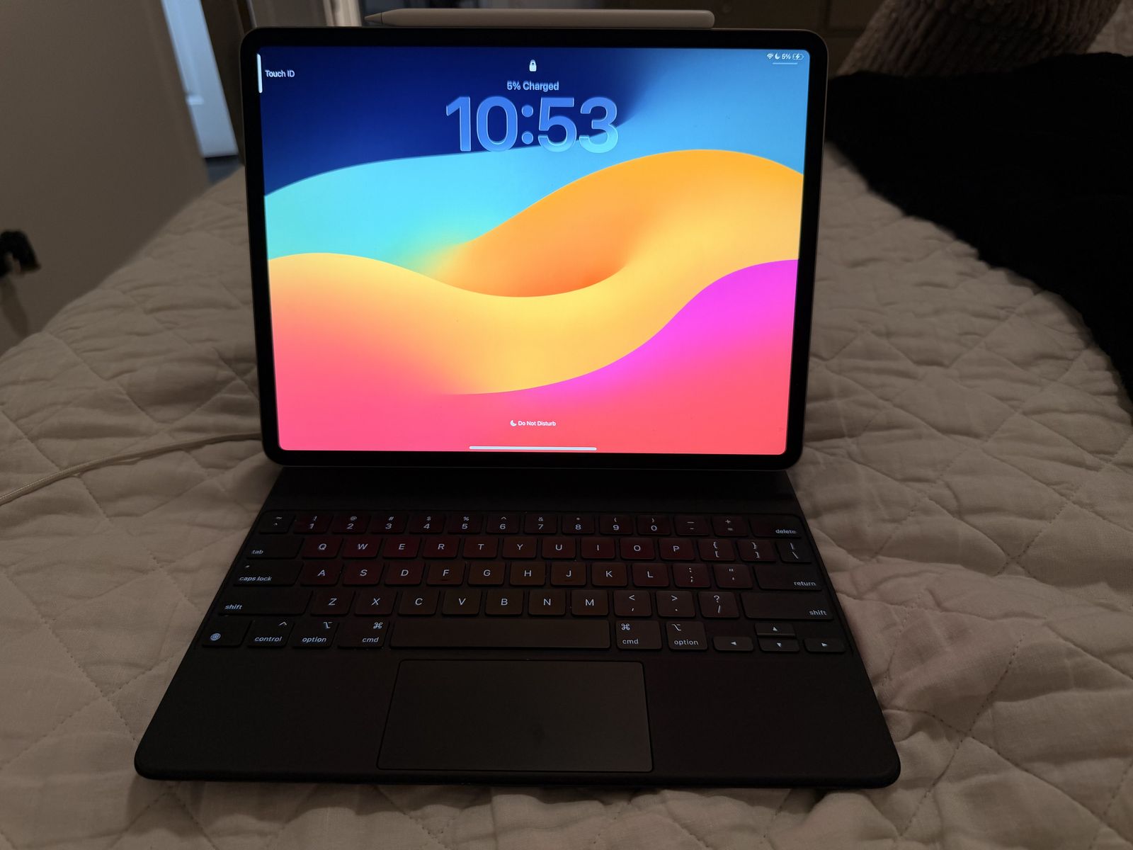 iPad Air 13” M2 (128GB) + Magic Keyboard