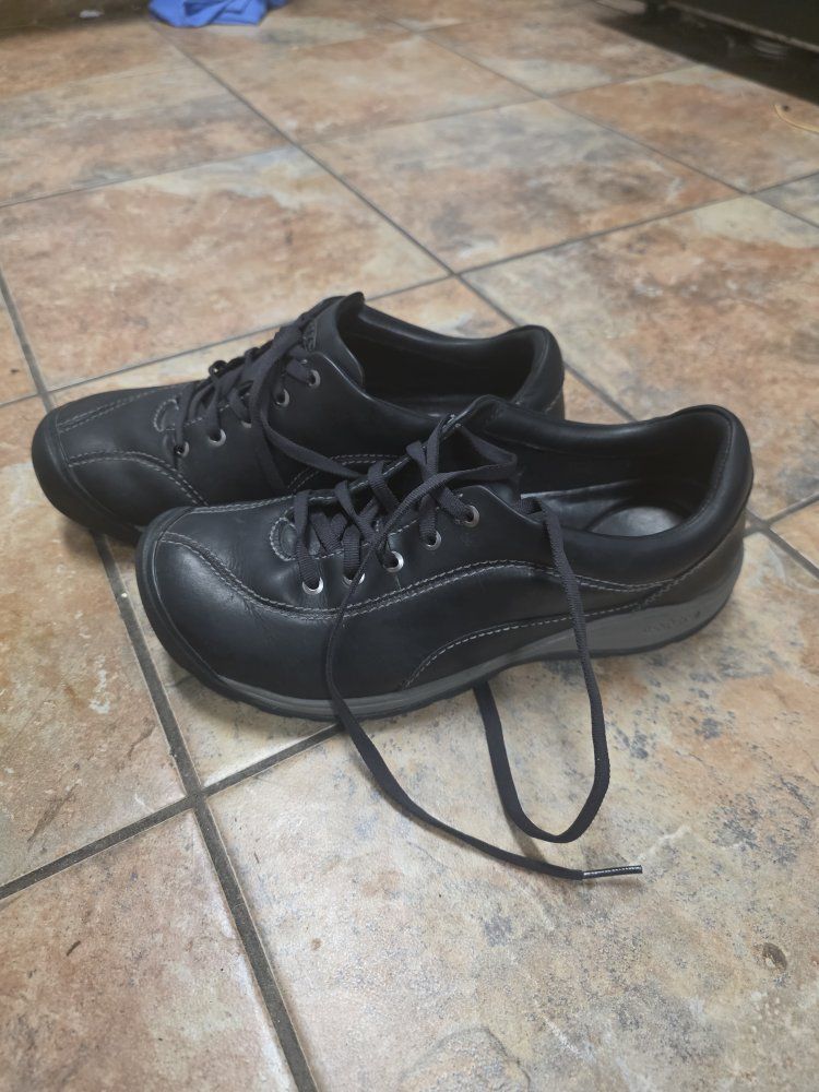 KEEN Women's Black Leather Lace Up Walking Shoes