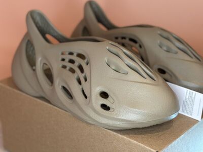 Yeezy Foam Runners – DS – Size 9 – Clean + Unworn