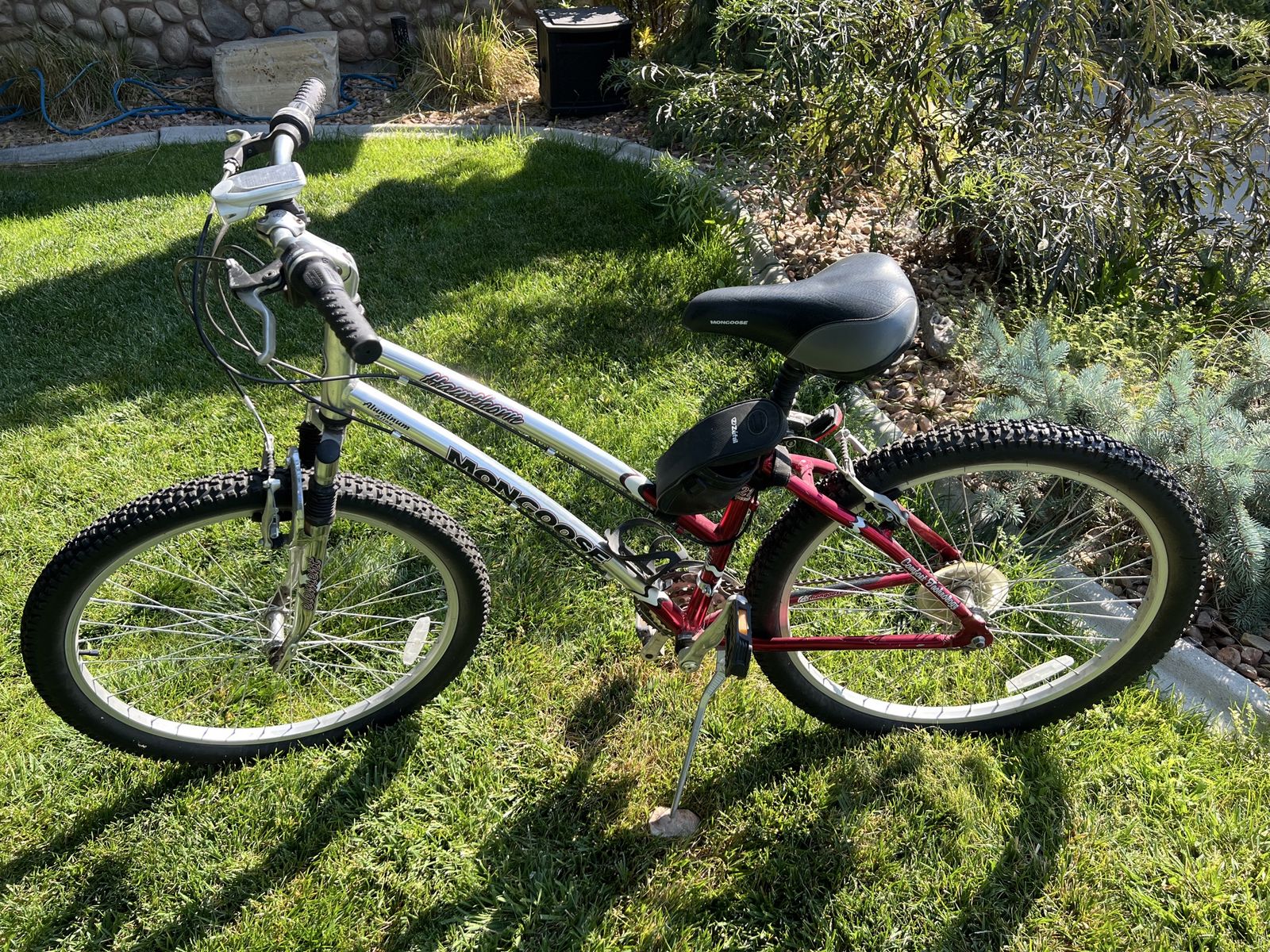 Mongoose Hawthorn Mountain Bike Silver & Red Aluminum Frame 21 Speed Shimano