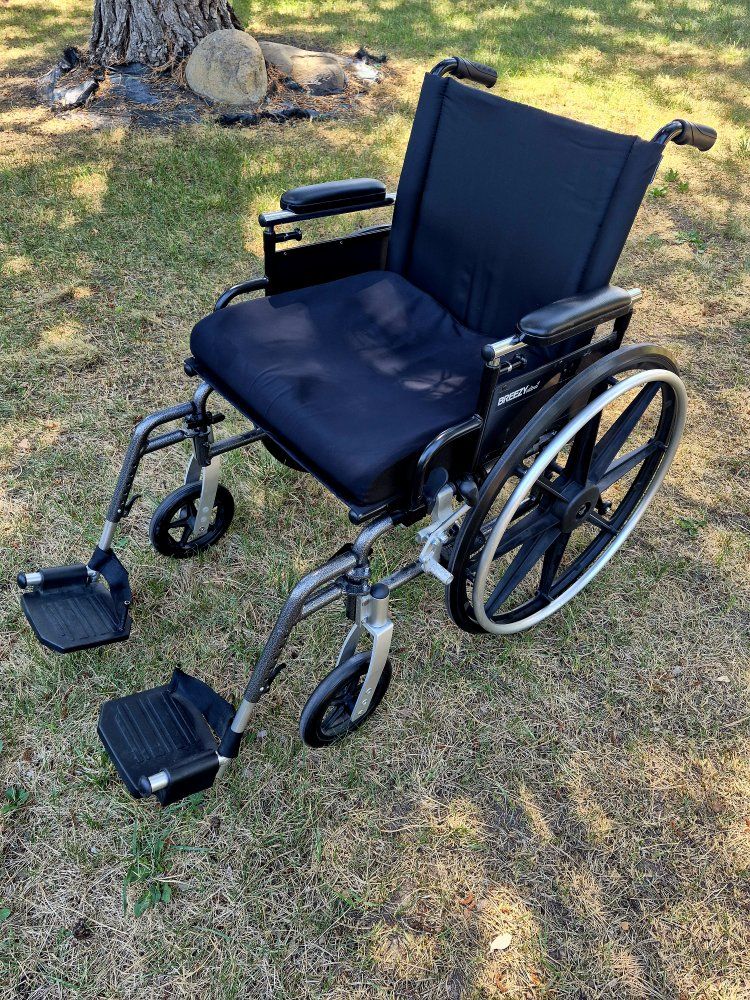 Sunrise Breezy Ultra 4 Folding Wheelchair
Excellent Conditions! Almost New.