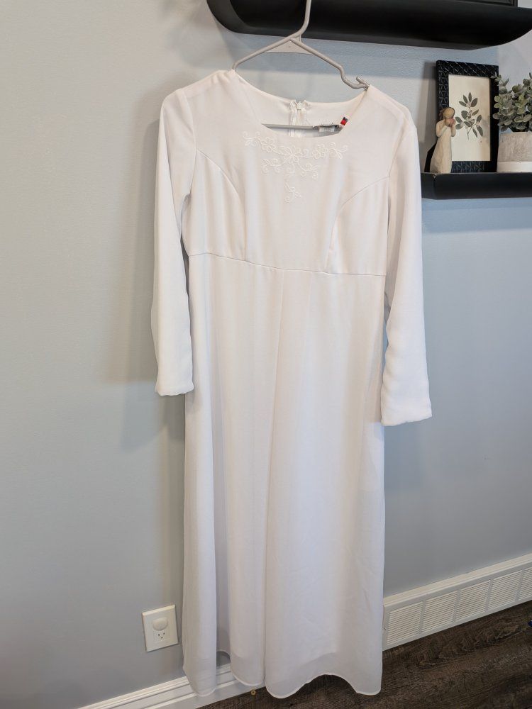 White Jodi long-sleeved temple dress - size 6 petite