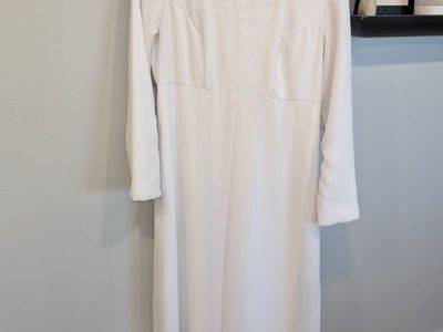 White Jodi long-sleeved temple dress - size 6 petite