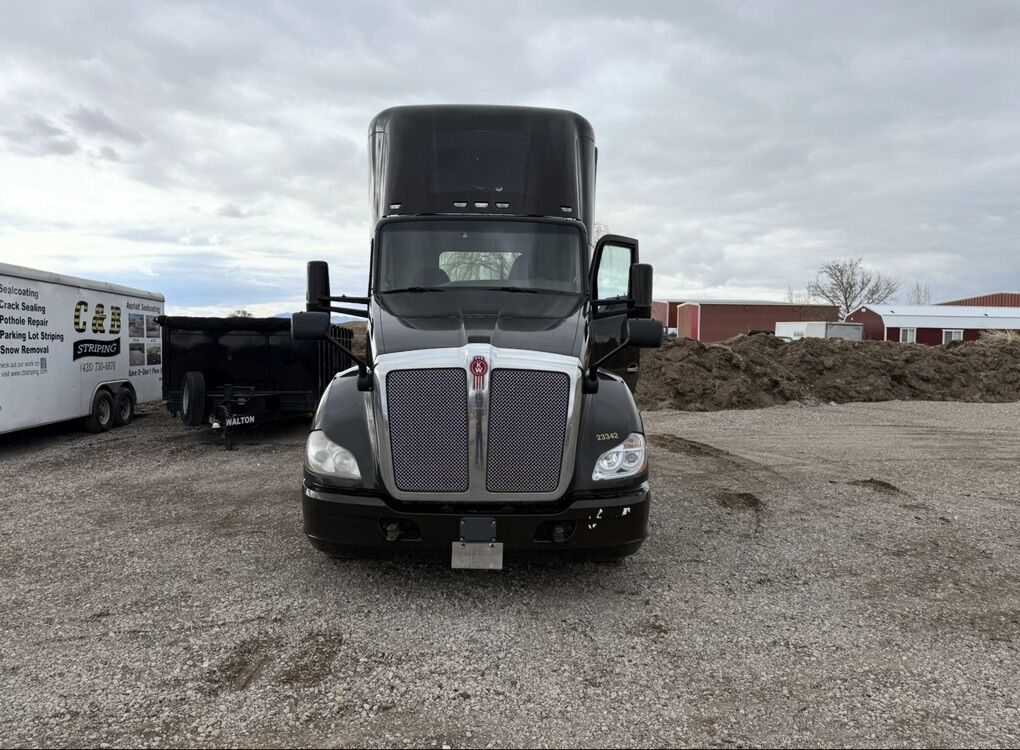 2016 Kenworth T680 Day Cab
