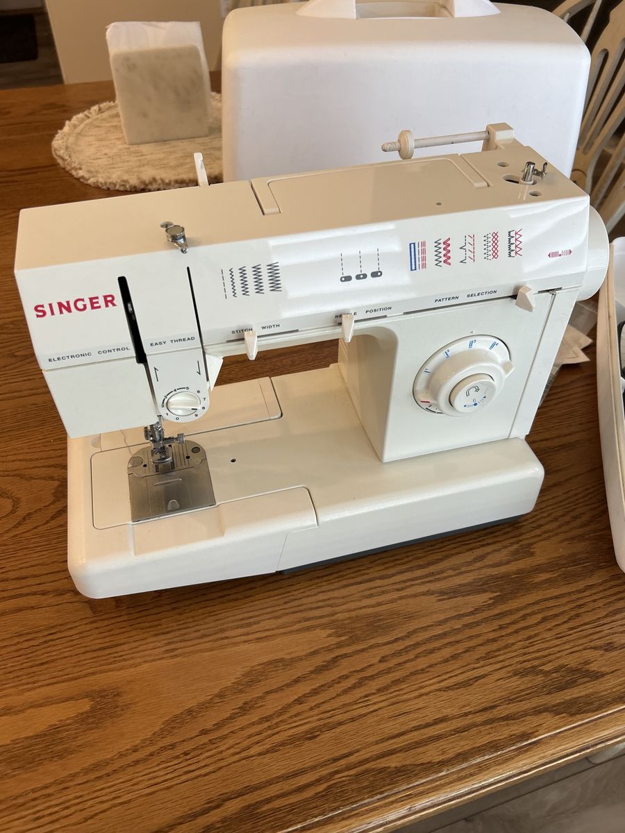 Singer, 5830 C sewing machine with carrying case