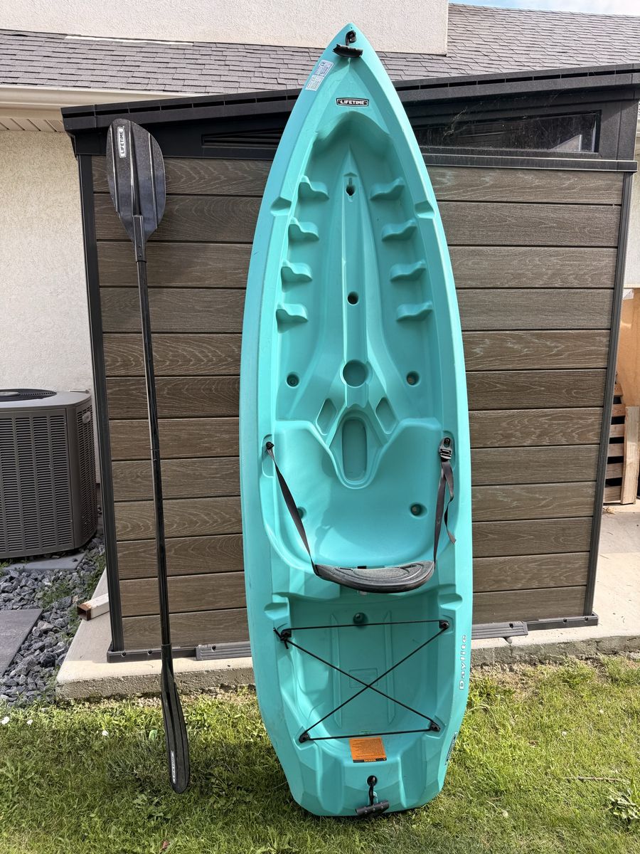 Lifetime Daylite 8’ kayak for sale with paddle