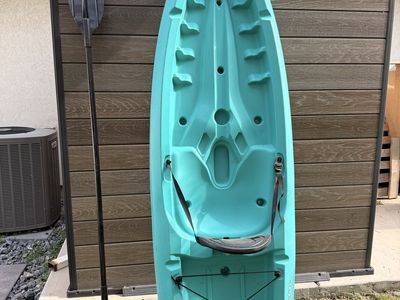 Lifetime Daylite 8’ kayak for sale with paddle