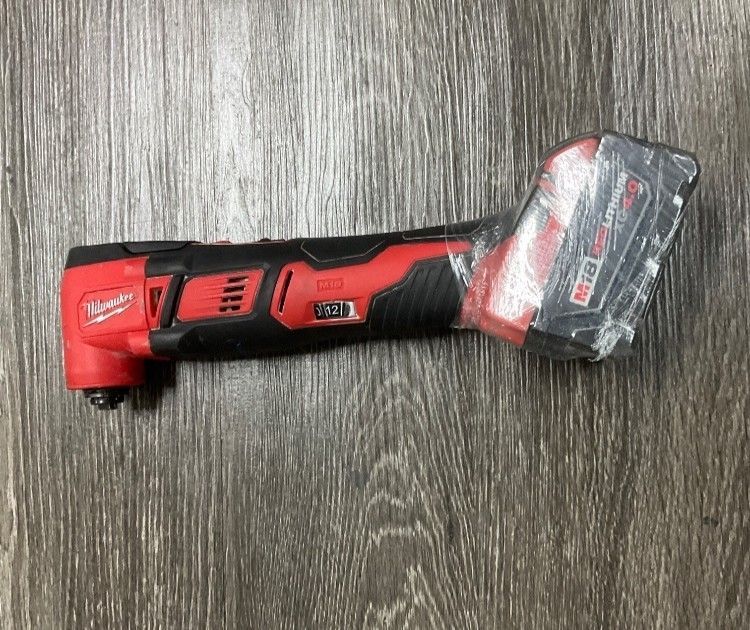 MILWAUKEE 18V MULTI TOOL W 4AH BATTERY