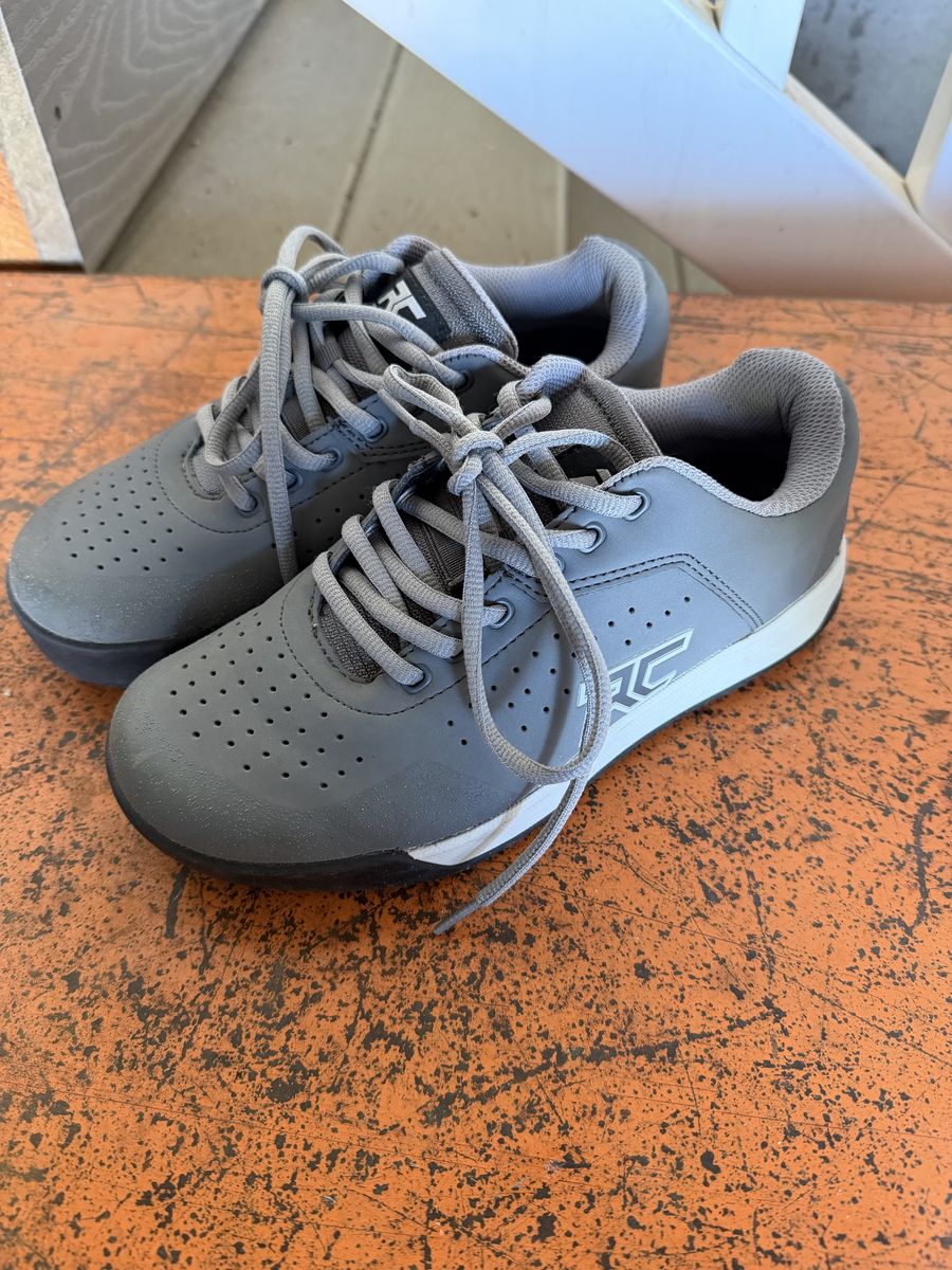 Women’s size 6 biking shoes 