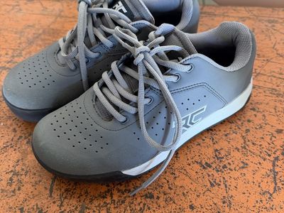 Women’s size 6 biking shoes