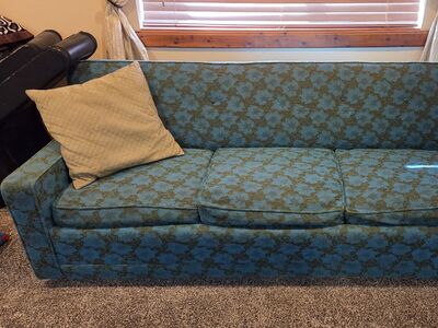 Vintage Couch- pull out bed