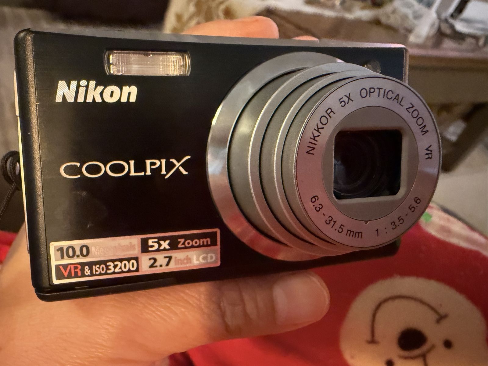 Nikon Coolpix S560 Zoom LCompact Digital Camera