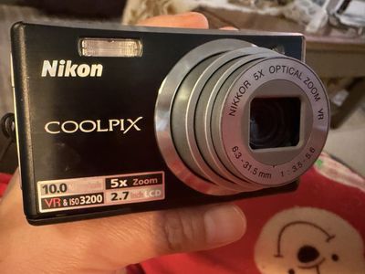 Nikon Coolpix S560 Zoom LCompact Digital Camera