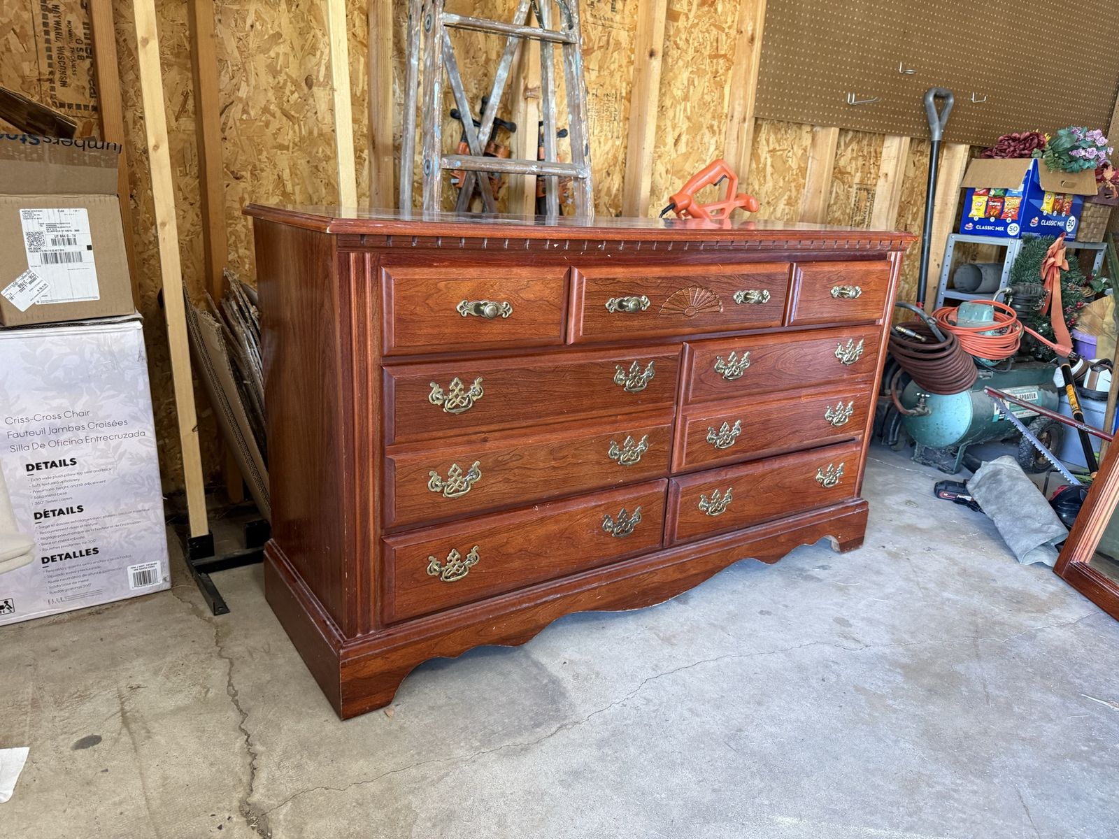 Broyhill Traditional Vintage Style Cherry Wood 7-Drawer Dresser with Brass Hardware