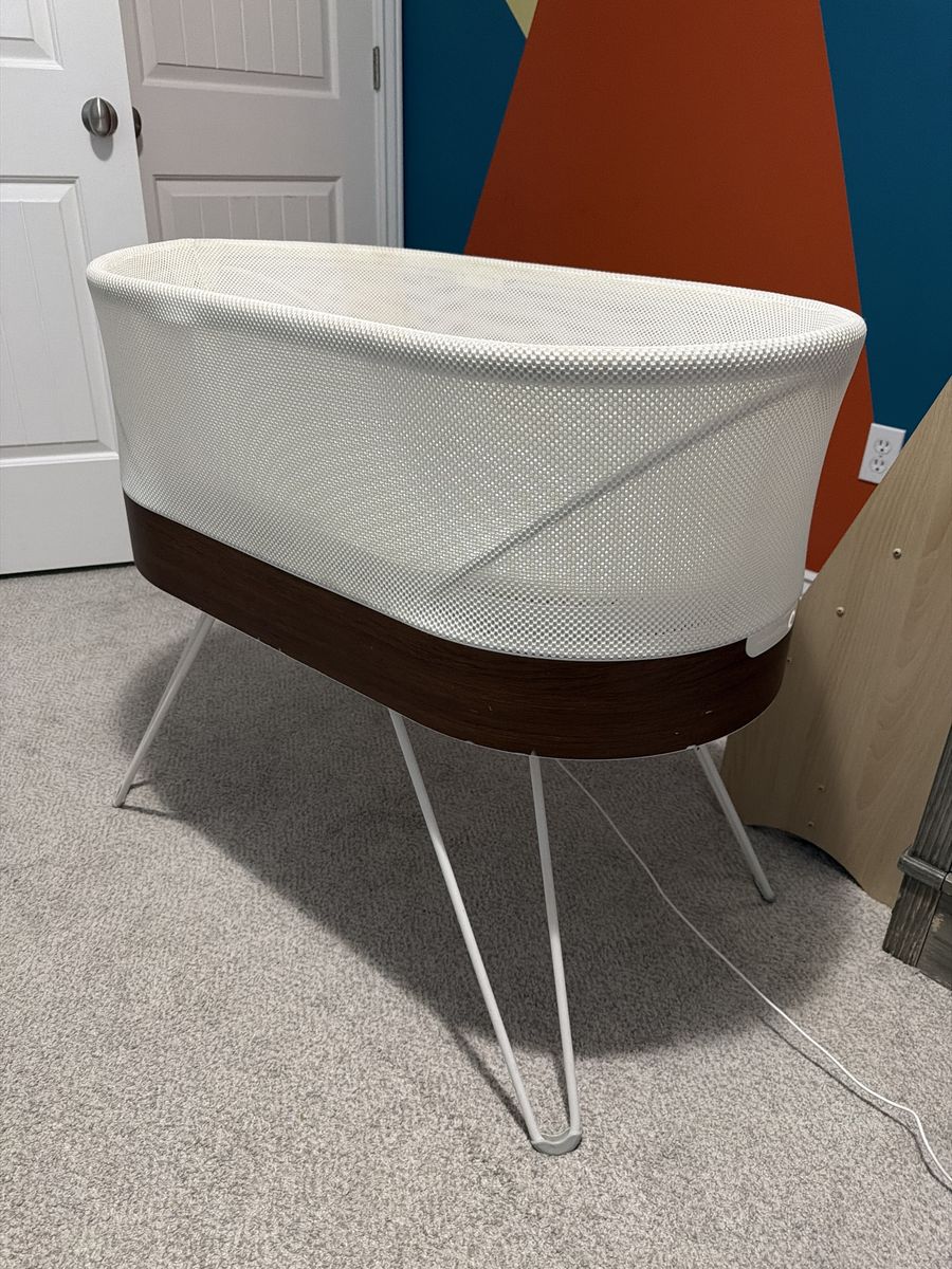 Used snoo smart bassinet baby crib for sale!