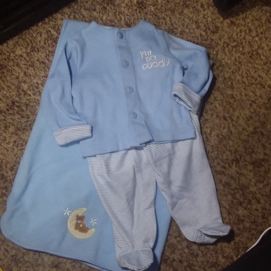2 PIECE OUTFIT + BLANKET 0-3 MOS CUDDLY & A BEAR!