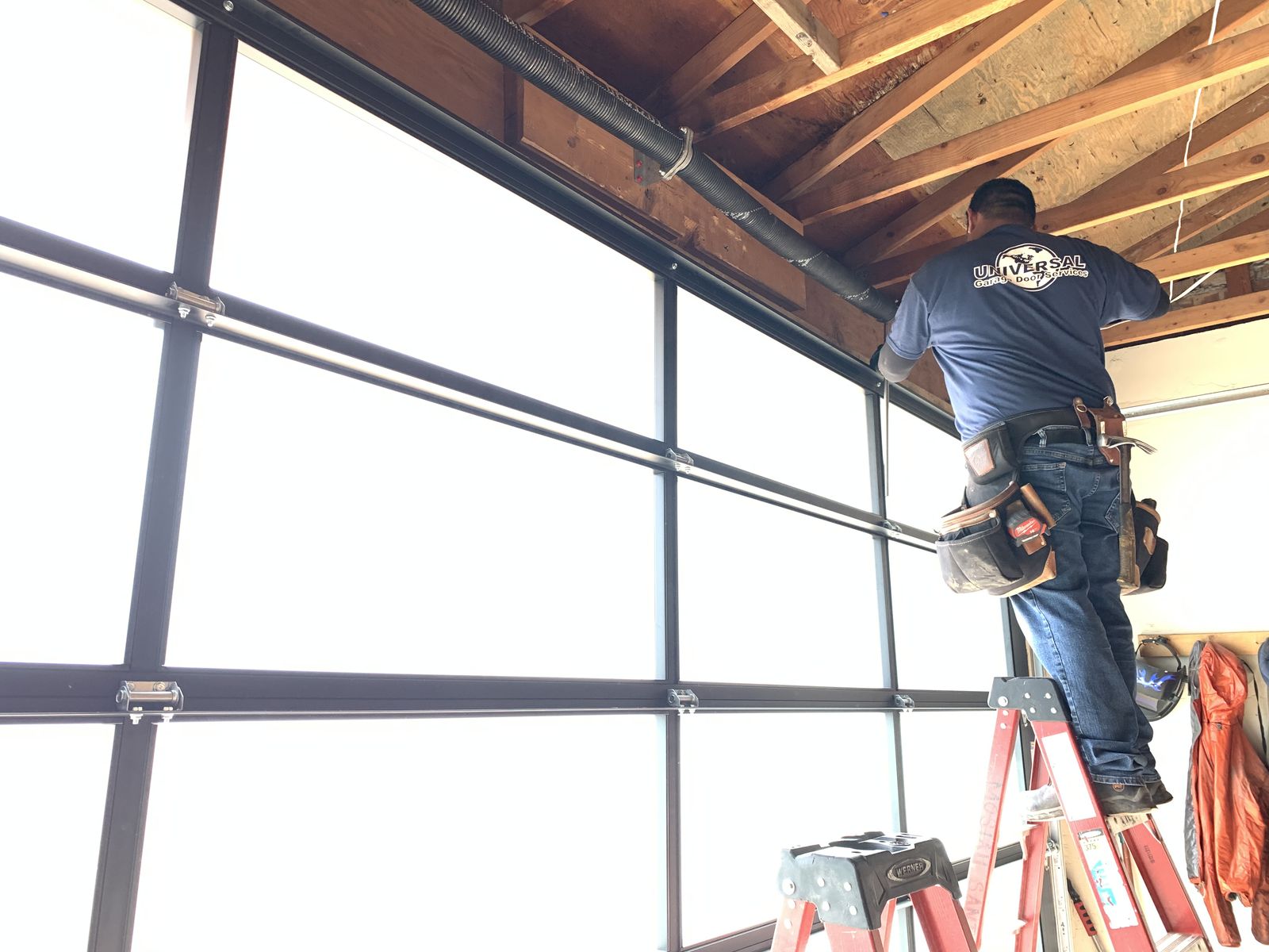 Universal Garage Door | Garage Door Maintenance | Garage Door Repair | Garage Tune-ups | Installation