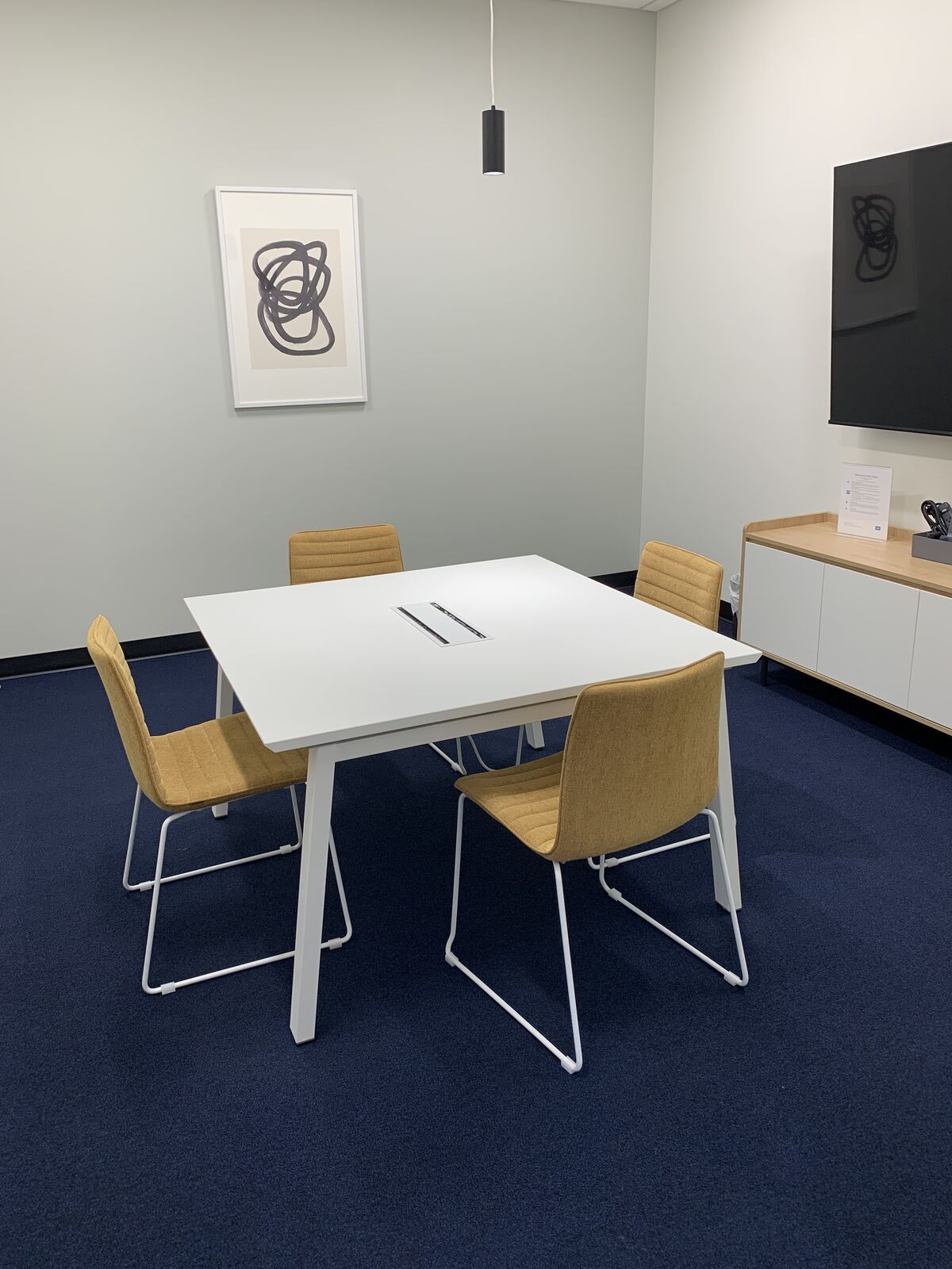 HQ powered by Regus--Meeting on the Go? Grab a Room by the Hour!