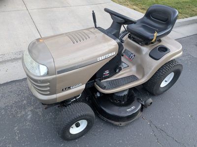 Craftsman Riding Lawn Mower/42 in Deck