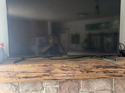 Samsung 44x25 inch TV