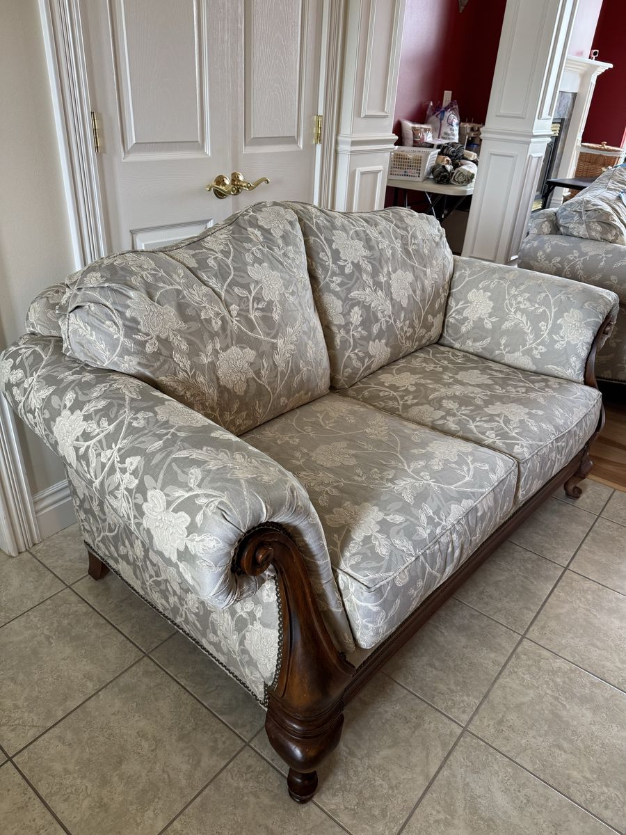 Gently used love seat. Pet free, smoke free home. Clean.